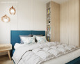Klasyczna sypialnia z drewnianą zabudowaną szafą oraz z półką otwartą