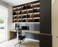 Gabinet biurowy w domu z drewnianymi półkami otwartymi