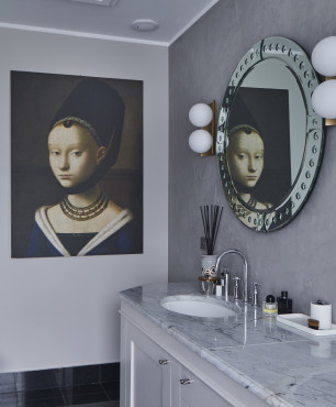 Elegancka dekoracja w postaci obrazu i oryginalnego lustra w łazience