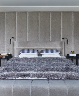 Duża sypialnia z łóżkiem kontynentalnym oraz podłużną ławeczką z firmy BBHOME