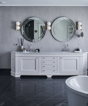 Elegancka łazienka z kinkietami i dodatkami dekoracyjnymi z firmy BBHOME