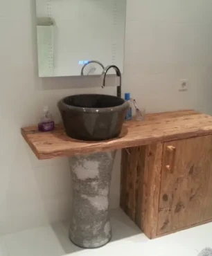 Szafka łazienkowa ze starego drewna z okrągłym zlewem nablatowym