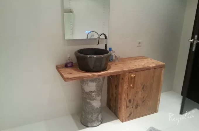 Szafka łazienkowa ze starego drewna z okrągłym zlewem nablatowym