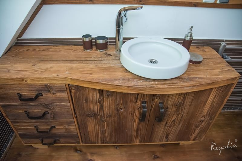 Szafka łazienkowa z blatem z ręcznie ciosanego drewna