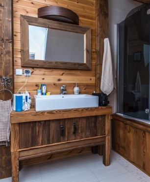 Łazienka z drewnianą szafką pod umywalkę