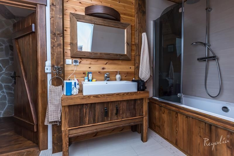 Łazienka z drewnianą szafką pod umywalkę
