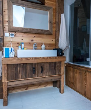 Drewno i płytki w łazience z wanną