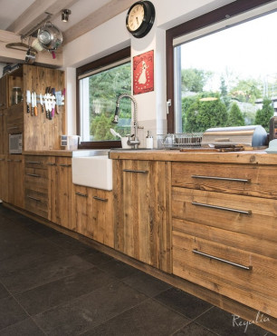 Kuchnia otwarta z drewnianym blatem z drewna ręcznie ciosanego