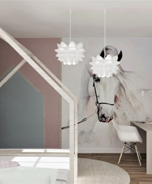 Pokój dziewczęcy z drewnianym łóżkiem domek oraz z tapetą koniem na ścianie