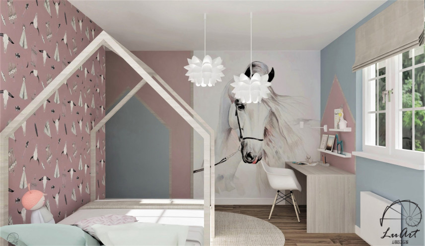 Pokój dziewczęcy z drewnianym łóżkiem domek oraz z tapetą koniem na ścianie