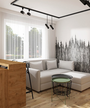 Salon z szarym narożnikiem oraz tapetą z motywem lasu na ścianie