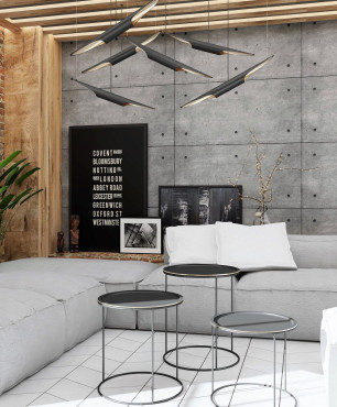 Salon w stylu industrialnym z płytami z betonu na jednej ścianie, a na drugiej z cegły