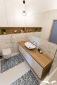 Łazienka w stylu skandynawskim z meblami z białym frontem oraz z drewnianym blatem