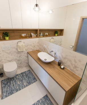 Łazienka w stylu skandynawskim z meblami z białym frontem oraz z drewnianym blatem