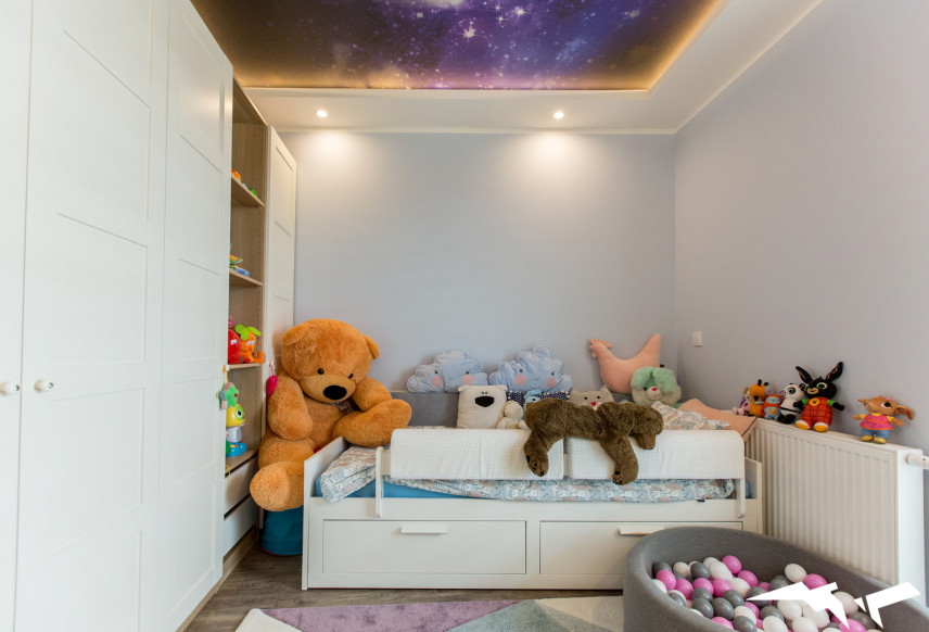 Pokój dziecięcy z tapetą kosmosu na suficie
