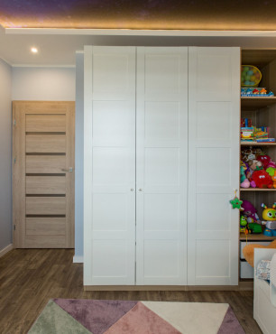 Mały pokój dziecięcy z dużą szafą