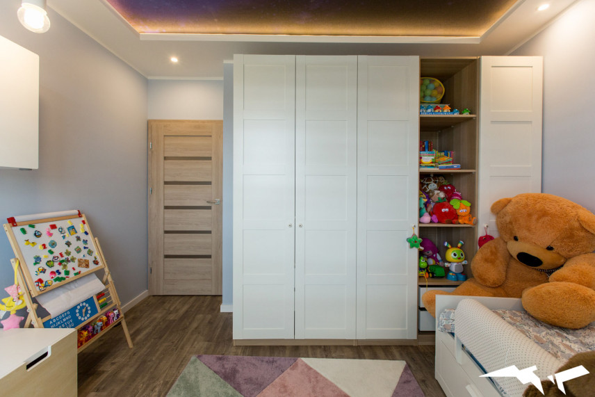 Mały pokój dziecięcy z dużą szafą
