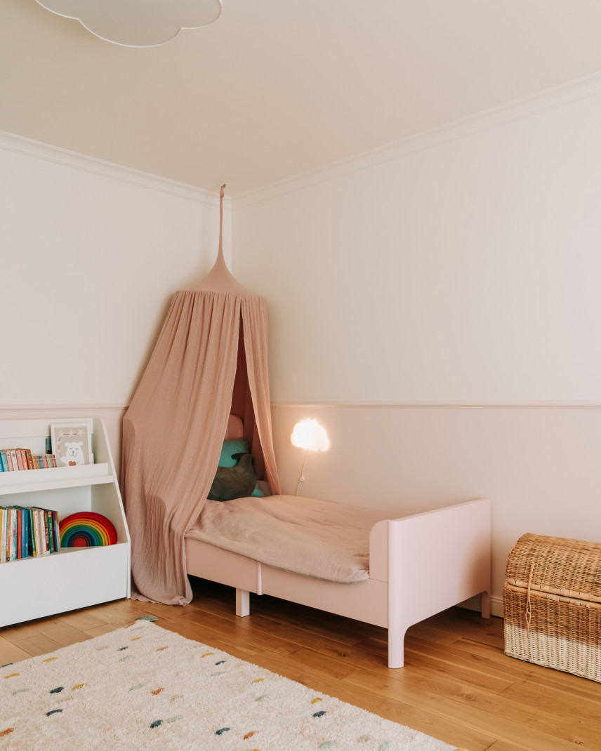 Przytulny pokój dziecięcy w stylu klasycznym z beżowym baldachimem montowanym do ściany
