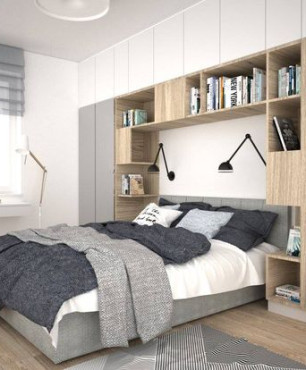 Sypialnia z tapicerowanym łóżkiem kontynentalnym oraz w zabudowie drewnianej wokół łóżka