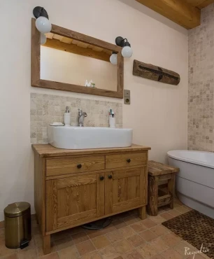 Duża łazienka w stylu rustykalnym z drewnem na suficie