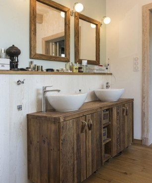 Łazienka z szafką drewnianą stojącą z zabytkowego drewna