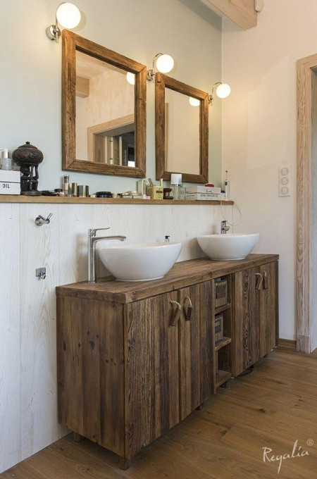 Łazienka z szafką drewnianą stojącą z zabytkowego drewna