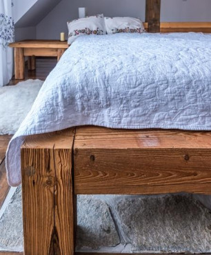 Sypialnia w stylu rustykalnym z drewnianą podłogą