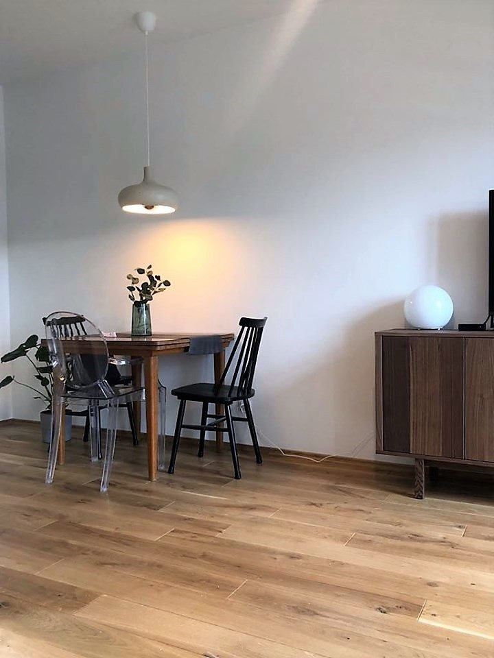 Salon z małym stolikiem drewnianym z krzesłami