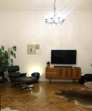 Salon z duszą oraz stylową szafką pod telewizor za czasów PRL