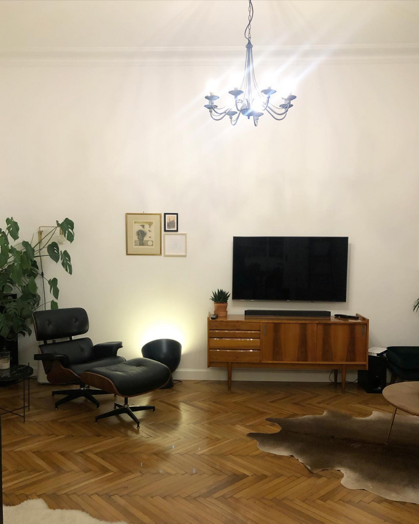Salon z duszą oraz stylową szafką pod telewizor za czasów PRL