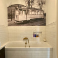 Klimatyczna łazienka z czarno-białą tapetą na ścianie
