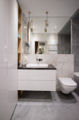 Nowoczesna łazienka z białym marmurem na ścianie
