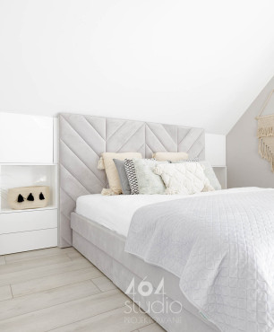 Sypialnia w bieli z szarym łóżkiem tapicerowanym