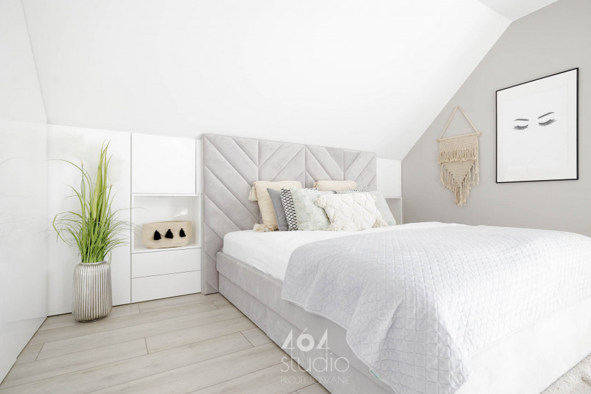 Sypialnia w bieli z szarym łóżkiem tapicerowanym