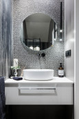 Nowoczesna łazienka z białą szafką w połysku wiszącą z kranem wmontowanym w ścianę