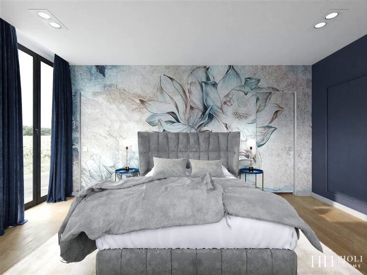 Sypialnia z piękną tapetą w kwiaty na ścianie oraz z granatowymi zasłonami