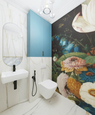 Wyjątkowa łazienka z motywem florystycznym na ścianie