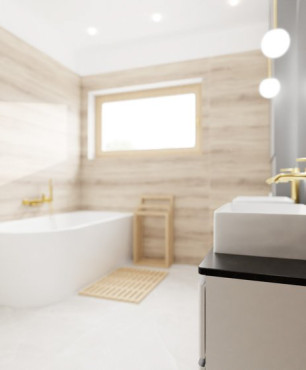Łazienka w jasnych kolorach z dużymi płytami na ścianie z imitacją drewna