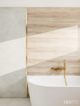 Klasyczna łazienka z imitacją drewnianych i betonowych płytek na ścianie