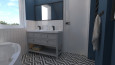 Łazienka z wanną, wanną stojąca oraz dwoma umywalkami nablatowymi