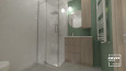 Duża łazienka z prysznicem kabinowym