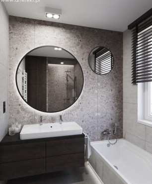 Projekt łazienki z okrągłym lustrem w stylu loft