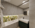 Łazienka z wanną akrylową oraz ze wzorem botanicznym na ścianie