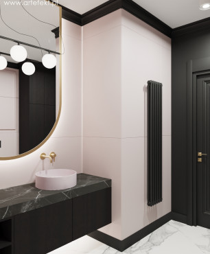 Projekt łazienki z eliptycznym lustrem w złotej ramie oraz z lekko różowymi płytkami na ścianie