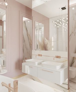 Łazienka z różem na ścianie oraz dużymi lustrami i podwójną umywalką nablatową