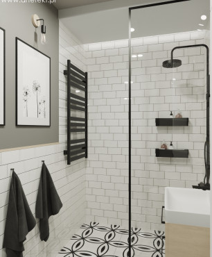 Łazienka z białymi płytkami na ścianie oraz prysznicem walk-in