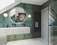 Łazienka na poddaszu z kamienną płytką w kolorze zielonym na ścianie oraz szarym na podłodze