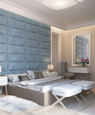 Sypialnia z błękitnym panelem tapicerowanym na ścianie