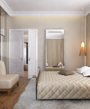 Klimatyczna sypialnia z drewnem na ścianie oraz z metalowym łóżkiem kontynentalnym