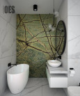 Charakterystyczna łazienka z zielonym akcentem na ścianie